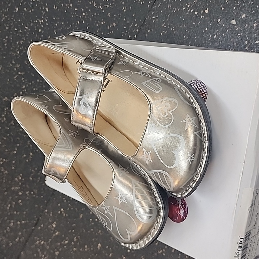 Alegria Pewter hearts Size 2, little girls Mary Jane Shoes